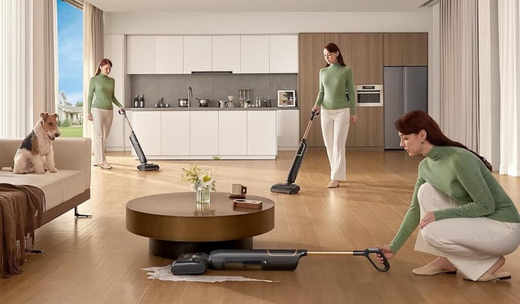 Une femme qui utilise un aspirateur laveur de la marque Vexilar dans un salon lumineux et spacieux.