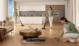 Une femme qui utilise un aspirateur laveur de la marque Vexilar dans un salon lumineux et spacieux.