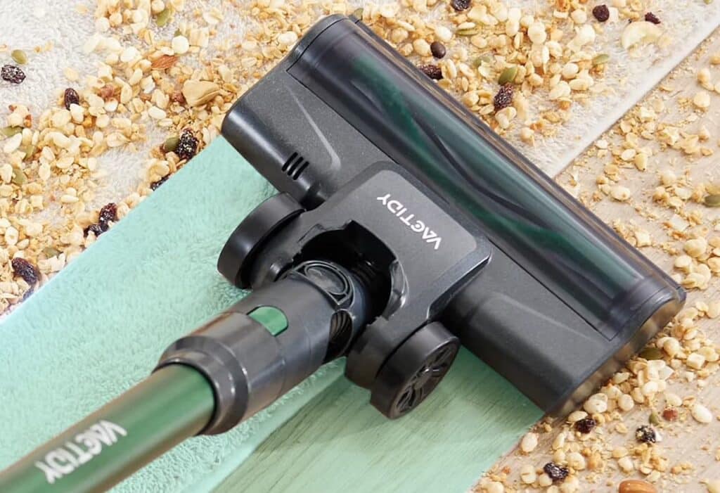 Zoom sur la tête aspirante d'un aspirateur balai de la marque Vactidy.