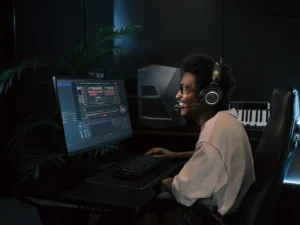 Un streamer devant son PC avec un casque sasn fil Audio-Technica ATH-M50xSTS-WL sur les oreilles.