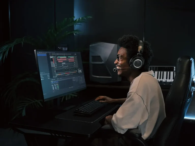 Un streamer devant son PC avec un casque sasn fil Audio-Technica ATH-M50xSTS-WL sur les oreilles.