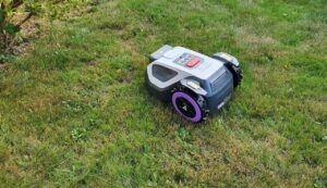 Le robot tondeuse Anthbot M9 sur sa pelouse de test.