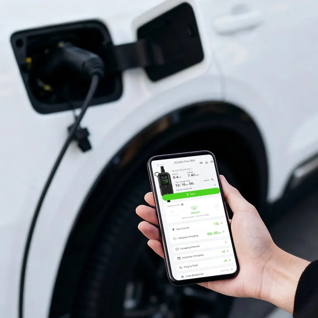 Une personne vérifie la recharge de son véhicule électrique sur son application mobile