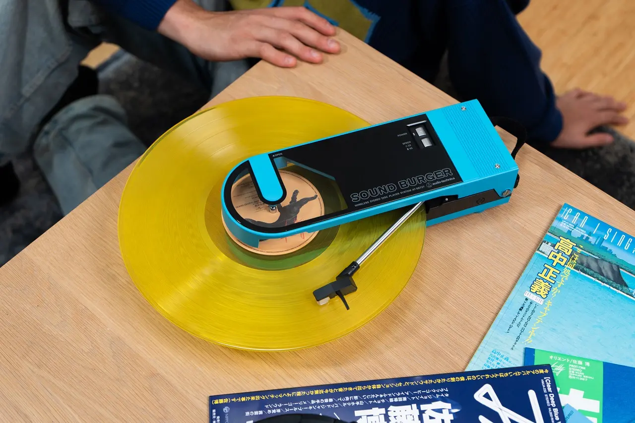 La platine vinyle nomade Audio-Technica Sound Burger dans son colori bleu