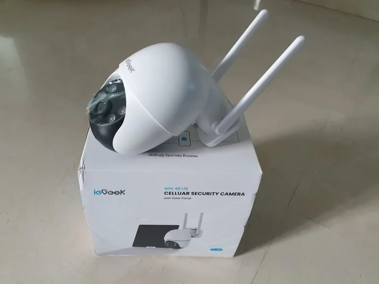 La caméra de sécurité sans fil ieGeek AOV ZY-G4 posée sur sa boite.