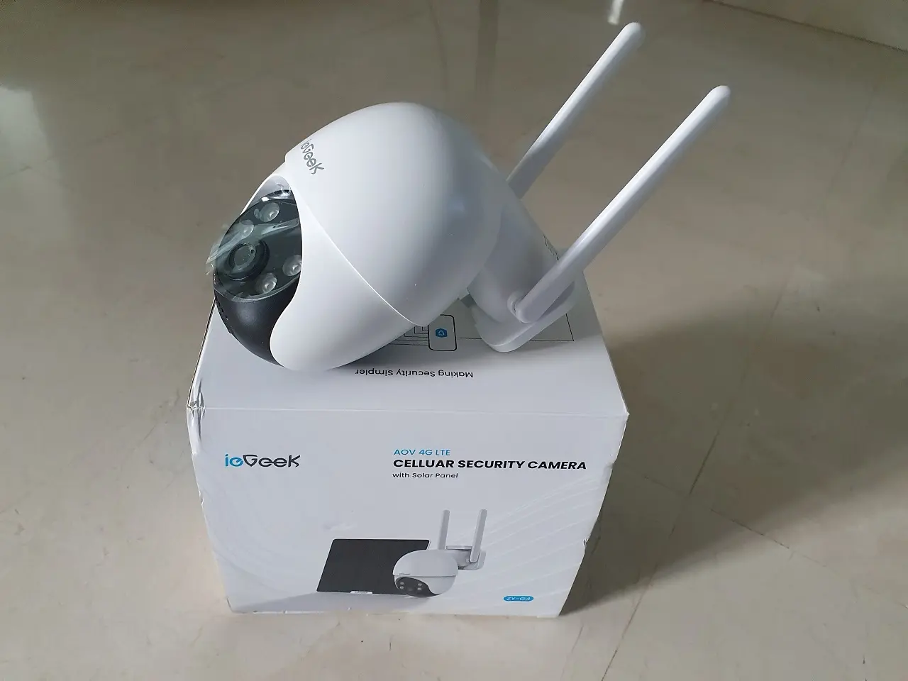 La caméra de sécurité sans fil ieGeek AOV ZY-G4 posée sur sa boite.