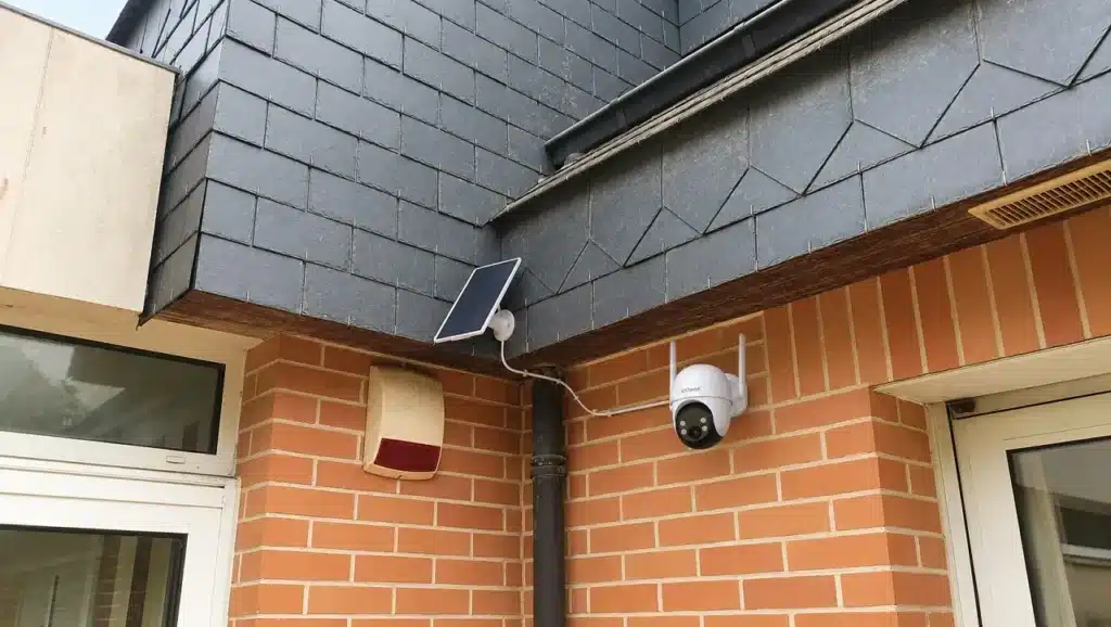 La caméra de surveillance ieGeek AOV ZY-G4 installée sur son emplacement définitif