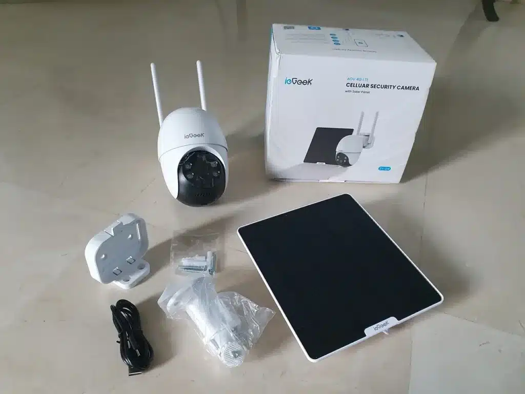Contenu de la boite de la caméra de surveillance sans fil ieGeek AOV ZY-G4