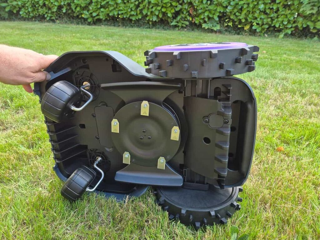 Le dessous du robot tondeuse Anthbot M9. Les 5 lames, les roues avant et les roues arrières motrices.