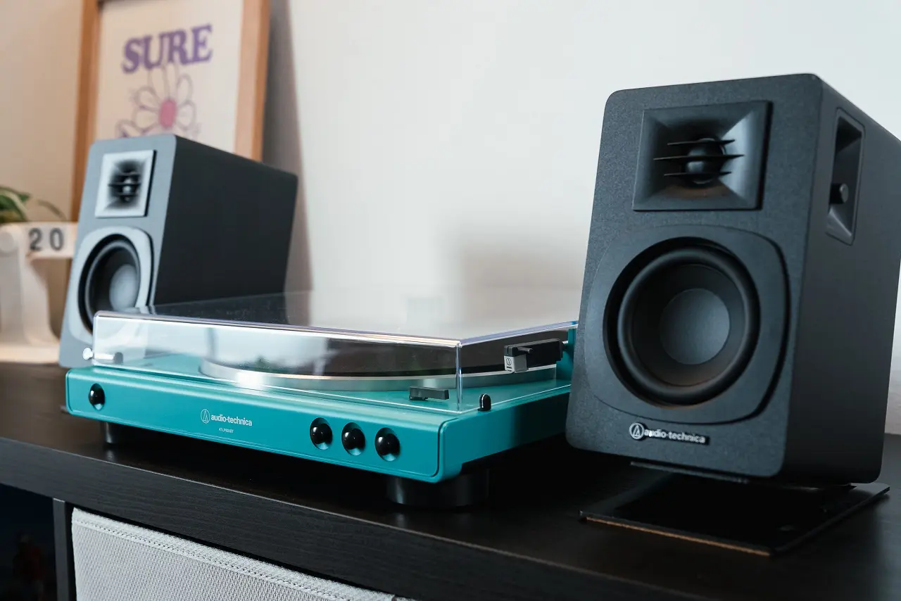 La platine vinyle Audio-Technica AT-LP60XBT avec son nouveau coloris turquoise.