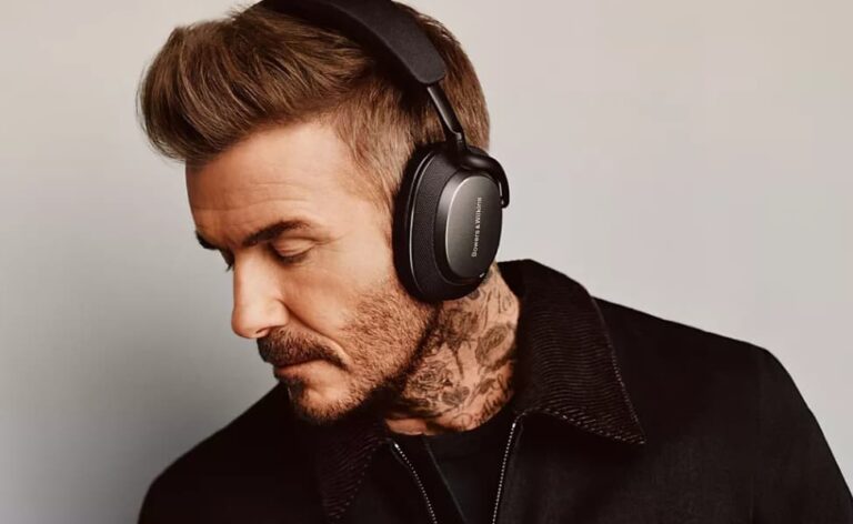 Un homme tatoué qui porte un casque audio de la marque Bowers & Wilkins
