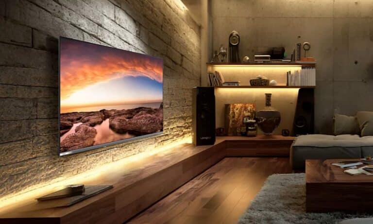 Un téléviseur de la marque CHiQ dans un salon futuriste et élégant.