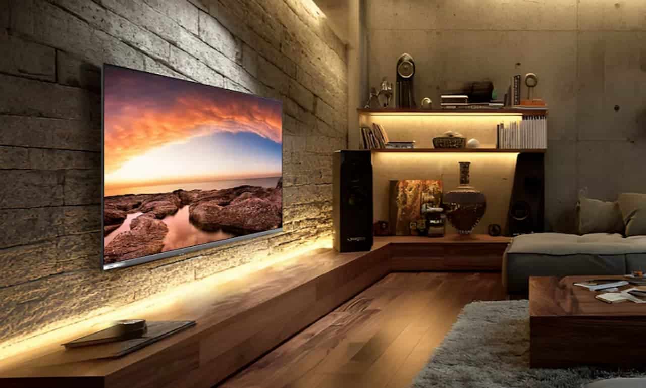 Un téléviseur de la marque CHiQ dans un salon futuriste et élégant.