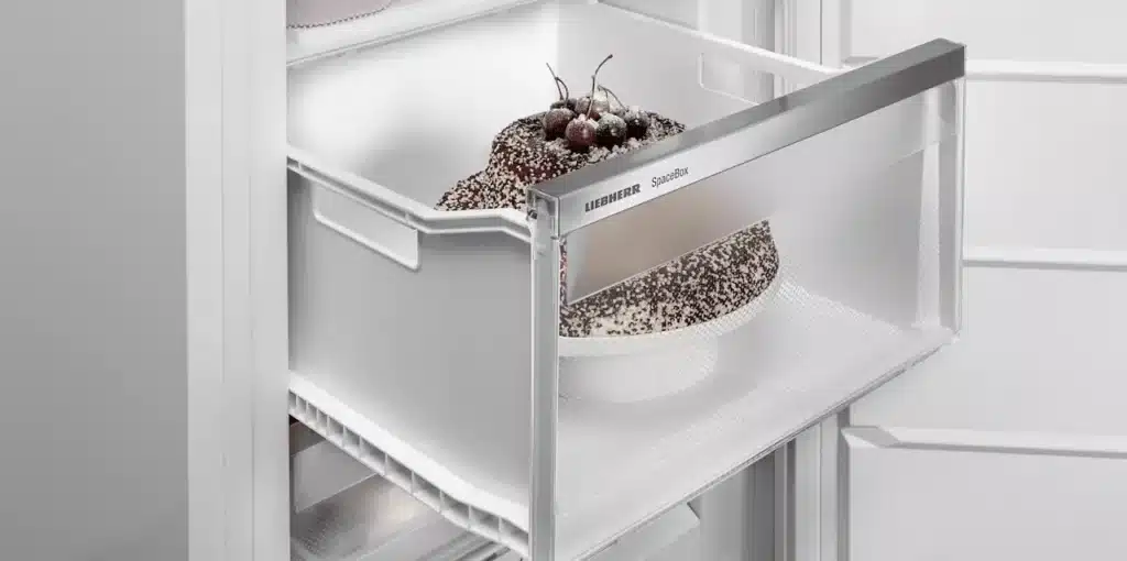 Un gâteau conservé dans un tiroir d'un congélateur Liebherr.