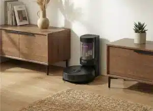 Un aspirateur robot Eziclean dans un salon avec parquet et meubles en bois