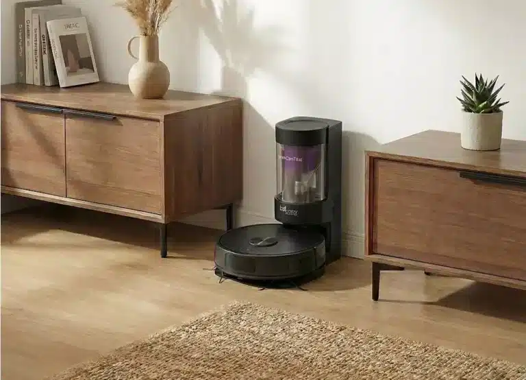 Un aspirateur robot Eziclean dans un salon avec parquet et meubles en bois