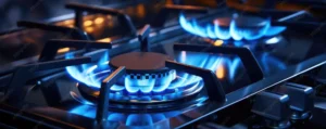 Gros plan sur les brûleurs d'une gazinière gaz montrant des flammes bleues